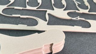 Κόλλα Hot Melt για μεσαίες σόλες Kevlar & ανώτερα υλικά – Επεξεργασία πολλαπλών υλικών