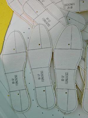 Καλή τιμή Μηχανή σήμανσης παπουτσιών υψηλής ακρίβειας, ελεγχόμενη από υπολογιστή, με περιοχή εργασίας 1200 x 900 mm για το επάνω μέρος των παπουτσιών και το Vamp σε απευθείας σύνδεση