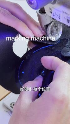 Μηχανή σήμανσης Inkjet ελεγχόμενη από υπολογιστή με επιφάνεια εργασίας 1200 x 900 mm και σύστημα σχεδίασης γραμμής UV για επάνω μέρος παπουτσιών